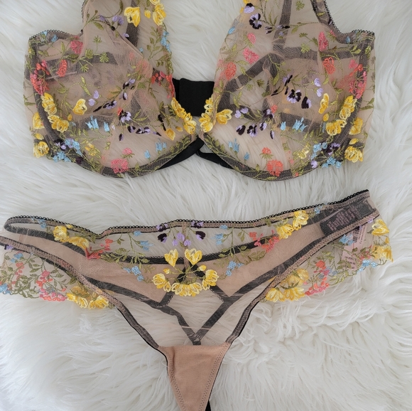 Victoria Secret Set - Picture 3 of 7